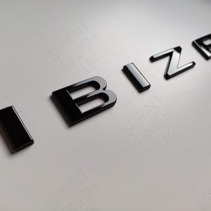 Letras para placa de matrícula de metal negro brillante para el maletero del coche Seat IBIZA Cupra - Autoadhesivas - Descromadas - Brillantes