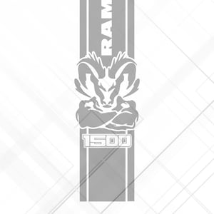 Op de afbeelding: Een grijs grafisch ontwerp met het woord "RAM" in het wit, een rammenkop en het nummer "1500". Het ontwerp staat op een witte achtergrond met subtiele diagonale lijnen.
