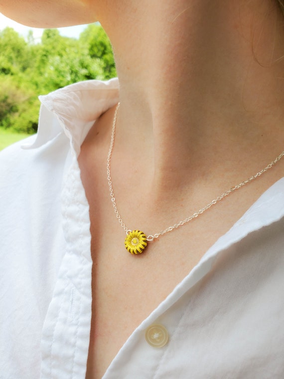 Dainty sunflower necklace deals