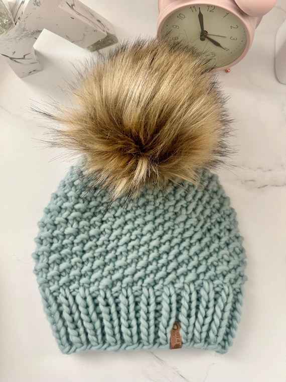 Bonnet de luxe pour femme bleu clair en tricot à la main pour l