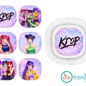 Può includere: Una collezione di adesivi a tema KPOP e una toppa singola. Gli adesivi presentano illustrazioni in stile anime di idoli K-pop e la parola "KPOP" in un font stilizzato. La toppa ha lo stesso design "KPOP". Lo sfondo è un motivo glitterato e iridescente.