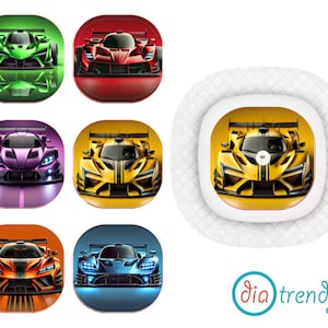 Può includere: Una collezione di grafiche di auto colorate, tra cui auto da corsa verdi, rosse, viola, gialle, arancioni e blu. Ogni auto è raffigurata in un design stilizzato e moderno, su uno sfondo abbinato. L'immagine include anche un logo con il testo "dia trendy".