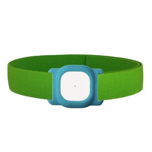 Op de afbeelding: Een groene verstelbare band met een ronde blauwe en witte tracker eraan bevestigd. De tracker heeft een klein wit puntje in het midden.