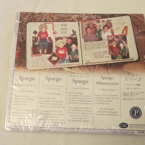 Könnte beinhalten: Eine versiegelte Packung Spargo Scrapbook-Seiten. Die Packung enthält ein Scrapbook mit Fotos und Text, und die Verpackung hat Text in mehreren Sprachen, darunter Deutsch und Japanisch.