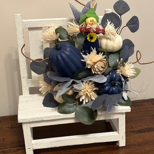 Herfstblauw|Blauw herfstdecor|Deurhanger|Cadeau|Voordeur|Vogelverschrikker|Blauwe pompoenen|Ministoel|
