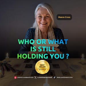 Pode incluir: Um baralho de cartas de tarô segurado por uma pessoa de cabelos grisalhos, com o texto WHO OR WHAT IS STILL HOLDING YOU? em azul e verde. Um emblema dourado de Best Seller com cinco estrelas está centralizado e links sociais abaixo.