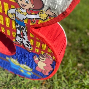 Piñata con número de Jessie, temática de Toy Story imagen 3