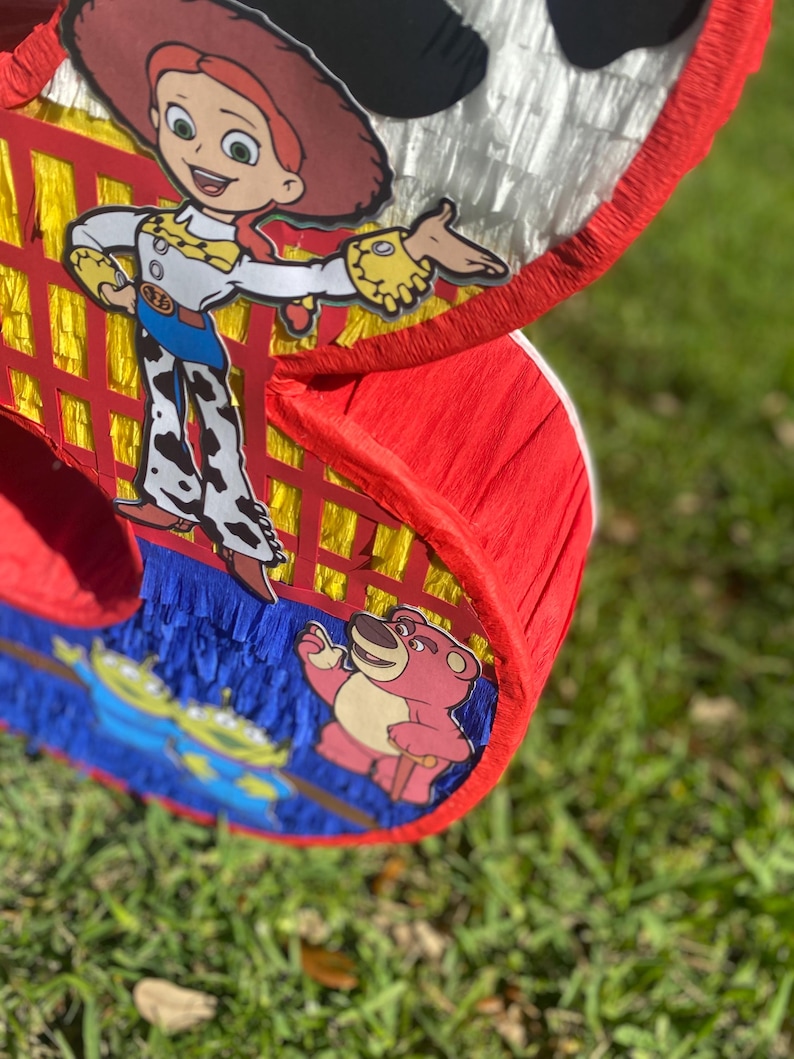 Piñata con número de Jessie, temática de Toy Story imagen 3