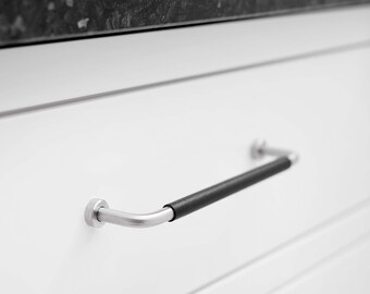 Tirador de salón Furnipart de cuero negro/pulido en seda de 160 mm