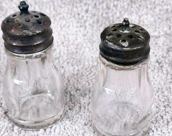 Salero y pimentero vintage de vidrio transparente con tapas de metal plateado, estilo rústico, 6,35 cm (2,5 pulgadas)
