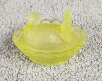 Miniatura di saliera in vetro Boyd Glass con tacchino e gallina nel nido, colore giallo UV, vetro di scoria all'uranio