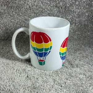 Taza de café de cerámica vintage de los 80 con globo aerostático arcoíris FTD, especialmente para ti.