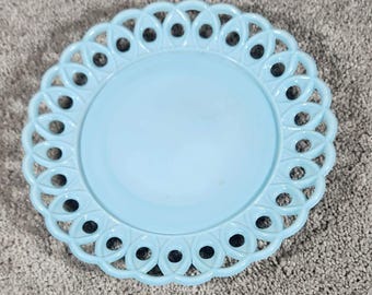 Plato Challinor de vidrio opalino azul con borde de encaje y volutas