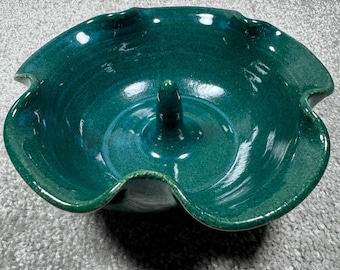 Plato de cerámica Cagle Road Pottery con borde festoneado, modelo Apple Baker, firmado por NC Studio, 1996, color verde.