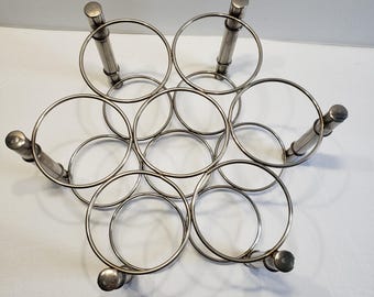 Botellero de metal color plata con capacidad para 6 botellas, ideal para colocar sobre la encimera.