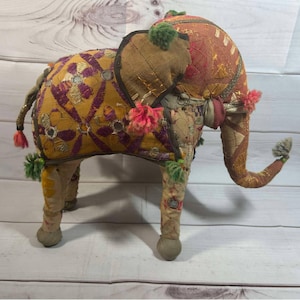Vintage Rajasthani geborduurd olifant beeldje knuffeldier decor kleurrijk