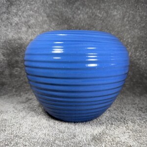 Vaso a forma di alveare in ceramica blu a coste, decorazione per la casa in stile moderno di metà secolo.