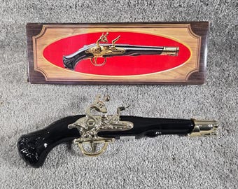 Avon Dueling Pistol II After Shave Tai Winds Vintage Decanter 4oz Mens Full