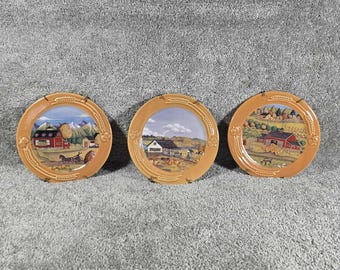Platos de postre vintage de Russ Berrie con escena de granja y colgadores de pared.