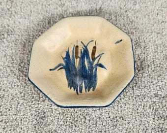 Plato para joyas de cerámica Labaire, color crema, azul, con diseño de espadaña, forma octogonal y firmada.