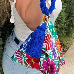 Bolsa Triángulo Bordada Artesanal Mexicana- Floral, México, Boho, Monedero, Bolsa Mexicana, Artesanias, Artesanal, Chiapas, Bordado, Triángulo