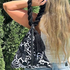 Mexican Artisanal Embroidered Triangle Bag- Floral, Mexico , Boho, Purse, Bolsa Mexicana, Artesanias, Artesanal, Chiapas, Bordado, Triangulo