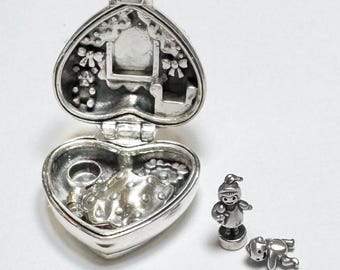 Ciondolo Polly Pocket Baby and Blanket per la buonanotte di Polly, in argento sterling con opale per bracciale, collana e medaglione.