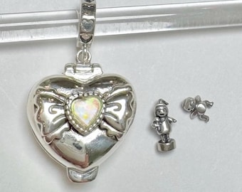 Ciondolo Polly Pocket Baby and Blanket per la buonanotte di Polly, in argento sterling con opale per bracciale, collana e medaglione.