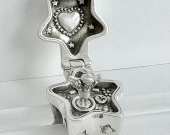 Ciondolo a forma di angelo con incantesimi delle fate di Polly Pocket Little Lulu in argento sterling con opale per collana/braccialetto