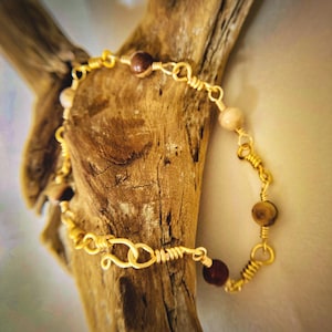 Pulsera de ágata cebra: joyería con alambre dorado