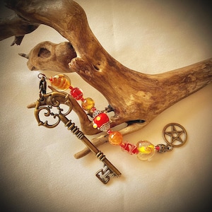 Um chaveiro de tesoura: pingente de vidro com contas de lampwork