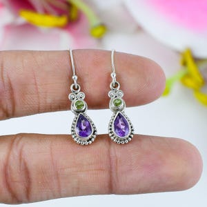 Boucles d&#39;oreilles en améthyste naturelle et péridot, Boucles d&#39;oreilles en argent sterling 925 avec pierres précieuses, Boucles d&#39;oreilles améthyste, Boucle d&#39;oreille deux pierres, Boucles d&#39;oreilles crochets longs