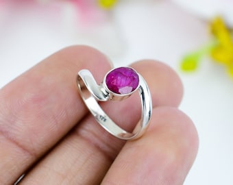 Ręcznie wykonany pierścień z prawdziwym czerwonym rubinem: biżuteria ze srebra próby 925 z owalnym rubinem