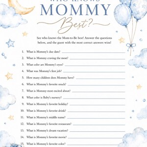 Puede incluir: Una tarjeta de juego de baby shower Who Knows Mommy Best con ilustraciones en acuarela de una luna creciente amarilla, nubes azules, estrellas y globos. El texto incluye quince preguntas numeradas con líneas en blanco.