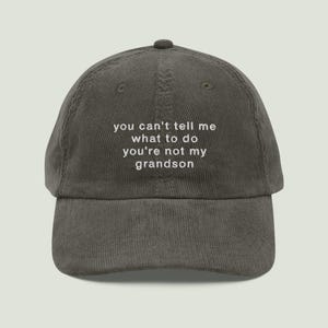 Je kunt me niet vertellen wat ik moet doen, je bent mijn kleinzoon niet! Geborduurde corduroy pet | Grappig cadeau voor oma