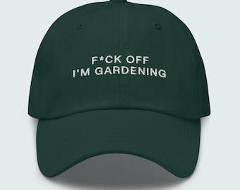 Peut inclure: Casquette de baseball vert foncé avec l'inscription brodée en blanc "F*ck Off I'm Gardening". La casquette a une visière incurvée et un bouton sur le dessus. Un accessoire humoristique pour les jardiniers.