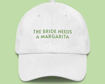 Die Braut braucht eine bestickte Margarita-Kappe, einen Aperol Spritz Dad-Hut und Cocktail-inspirierte Kleidung