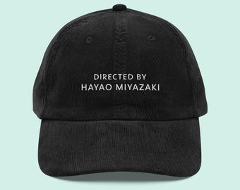宮崎駿 コーデュロイハット | 刺繍入りディレクターキャップ | 映画ファンへのギフト | アートハウス映画愛好家