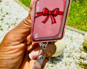 Porta-crachá retrátil rosa com laço vermelho, porta-identificação com glitter para caderno, clipe para professor/bibliotecário