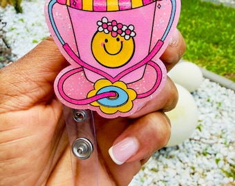 Retro Smiley Kaffeetasse Ausweisrolle, Groovy Pink Krankenschwester Ausweishalter, niedlicher Blumen Stethoskop Ausweisclip, einziehbares RN CNA medizinisches Geschenk