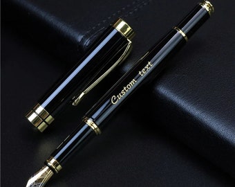 Stylo plume personnalisé. Texte personnalisé gravé au laser avec lettres dorées sur corps en métal noir. Cadeau d'anniversaire parfait pour les amis et les proches.