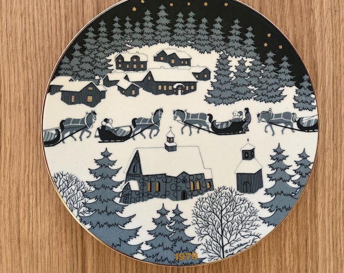 Arabia Finland Christmas plate, 1978. Design by R. Ussikkimon. Scandinavian design. Vintage Christmas decorative plate.