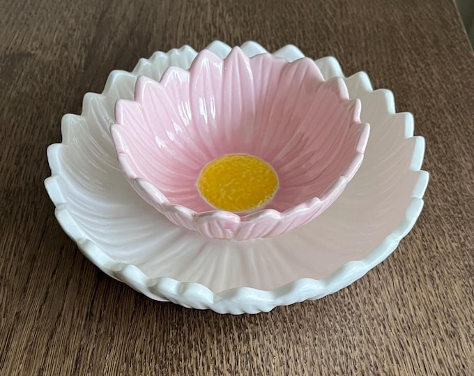 Set of 2 flower-shaped plates, white and pink. Flower Ceramic Plate, Stoneware, Flower Ceramic Dish, Scandinavian design