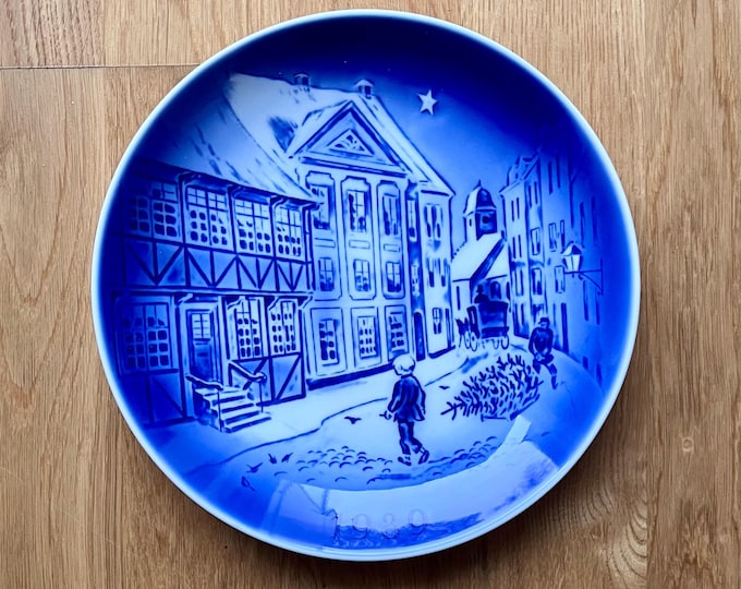 The Old House - 1989 Desiree Hans Christian Andersen Christmas plate, vintage cake plate, danish design.