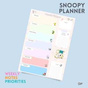 Może przedstawiać: Drukowany tygodniowy planer z Snoopym i jego przyjaciółmi. Planer zawiera sekcje od poniedziałku do niedzieli, notatki, cotygodniowe priorytety i listy rzeczy do zrobienia. Planer jest ozdobiony jasnoróżowym i niebieskim schematem kolorów i zawiera różne postacie Snoopy'ego.