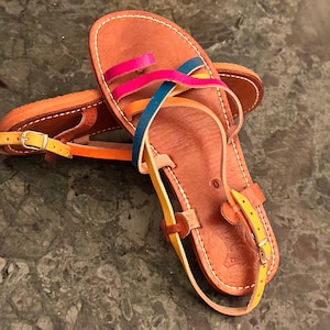 Leather sandals with strap for women