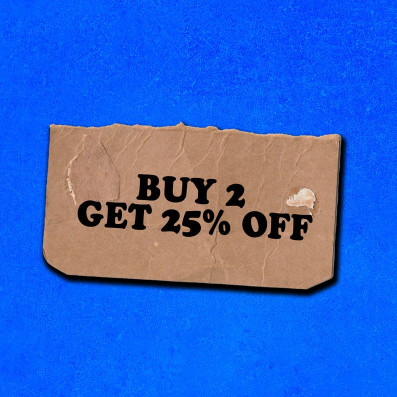 Pu&ograve; includere: Un rettangolo di carta marrone strappato su sfondo blu. Il testo "BUY 2 GET 25% OFF" &egrave; stampato in grassetto nero. La carta ha una superficie strutturata.