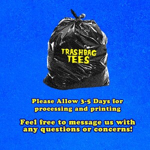 Pu&ograve; includere: Un sacco della spazzatura nero con la scritta "TRASHBAG TEES" in giallo. La borsa &egrave; legata in alto e posta su uno sfondo blu strutturato. L'immagine include anche testo sull'elaborazione e sulle domande.