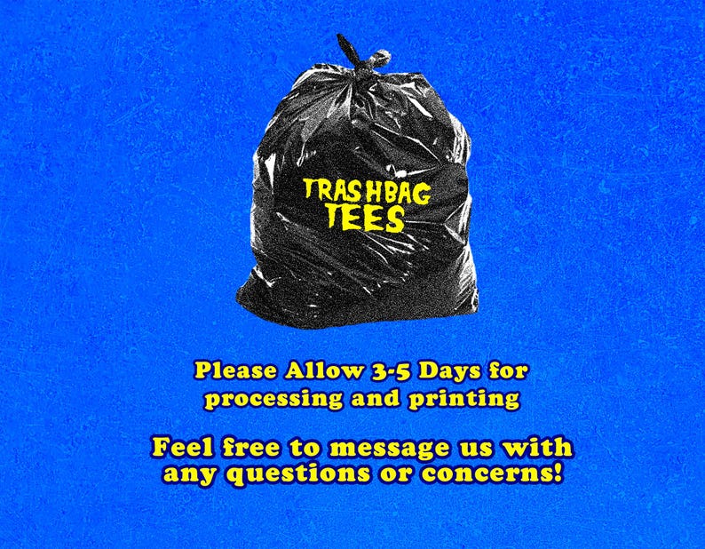 Pu&ograve; includere: Un sacco della spazzatura nero con la scritta "TRASHBAG TEES" in giallo. La borsa &egrave; legata in alto e posta su uno sfondo blu strutturato. L'immagine include anche testo sull'elaborazione e sulle domande.