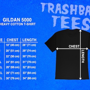 Pu&ograve; includere: T-shirt nero Gildan 5000 in cotone pesante con misure di petto e lunghezza. La maglietta ha il testo "TRASHBAG TEES" in blu. La tabella delle taglie include misure del petto da 46 cm a 76 cm e misure di lunghezza da 71 cm a 86 cm.